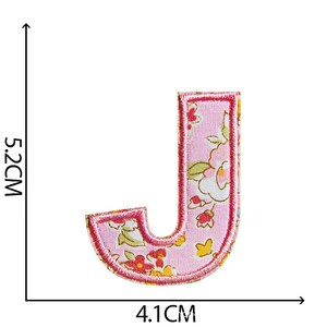 K&ouml;nnte beinhalten: Rosaer Stoffbuchstabe J mit Blumenmuster. Der Buchstabe ist 4,1 cm breit und 5,2 cm hoch.