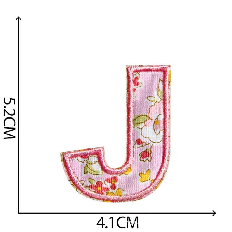 K&ouml;nnte beinhalten: Rosaer Stoffbuchstabe J mit Blumenmuster. Der Buchstabe ist 4,1 cm breit und 5,2 cm hoch.