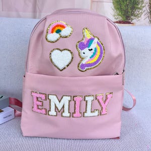 Cadeaux de Noël Sac à dos personnalisé en nylon pour fille et garçon d'âge préscolaire avec joli patch lettre chenille en chenille pour la maternelle, meilleur cadeau cousu dessus
