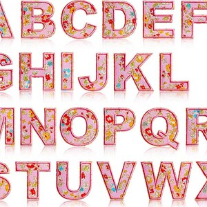 K&ouml;nnte beinhalten: Rosa Filzbuchstaben mit Blumenmuster. Jeder Buchstabe ist rot umrandet und hat einen wei&szlig;en Hintergrund.