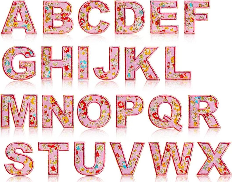 K&ouml;nnte beinhalten: Rosa Filzbuchstaben mit Blumenmuster. Jeder Buchstabe ist rot umrandet und hat einen wei&szlig;en Hintergrund.