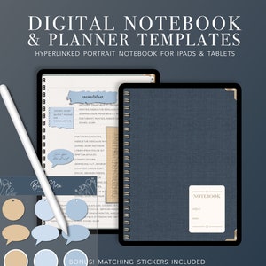 Puede incluir: Una plantilla de cuaderno digital y planificador para iPads y tabletas. La plantilla presenta una cubierta azul con un diseño de tejido texturizado y una encuadernación en espiral dorada. La cubierta también tiene una etiqueta blanca con la palabra "NOTEBOOK" impresa en ella. La imagen también muestra un primer plano de una página del cuaderno, que incluye una variedad de notas, pegatinas y otros elementos.