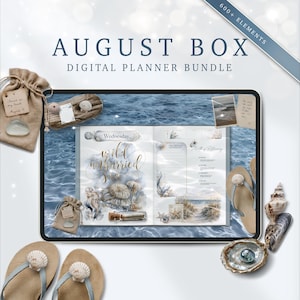 Può includere: Un set di pianificatori digitali intitolato AUGUST BOX DIGITAL PLANNER BUNDLE 600+ ELEMENTS su uno schermo di tablet. Le pagine mostrano illustrazioni a tema oceanico, conchiglie e sabbia. Gli accessori includono infradito e piccoli sacchetti di iuta.