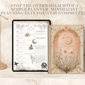 Può includere: Un planner digitale con un design floreale sulla copertina. La copertina dice "Il mio planner" e ha una luna crescente e stelle. Il planner è aperto su una settimana con sezioni per "Intenzioni di questa settimana", "Riflessioni di questa settimana" e "Crescita spirituale di questa settimana". Il testo "STOP THE OVERWHELM WITH A SIMPLE PLANNER. MINIMALIST PLANNING LETS YOU STAY COMMITTED" è nella parte superiore dell'immagine. Il testo "*STICKERS NOT INCLUDED" è nella parte inferiore dell'immagine.