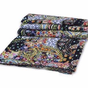 Puede incluir: Una colcha kantha de color negro y con estampado paisley. La colcha est&aacute; doblada en tres partes y est&aacute; hecha de algod&oacute;n.