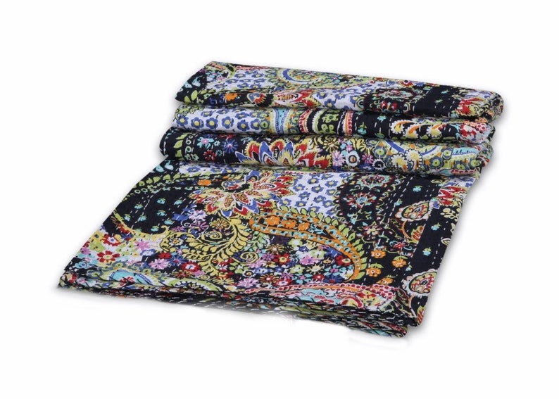 Puede incluir: Una colcha kantha de color negro y con estampado paisley. La colcha est&aacute; doblada en tres partes y est&aacute; hecha de algod&oacute;n.