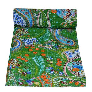 Puede incluir: Una colcha kantha verde con un patr&oacute;n de paisley en tonos de azul, naranja y blanco. La colcha est&aacute; cosida a mano y tiene un dise&ntilde;o tradicional indio.