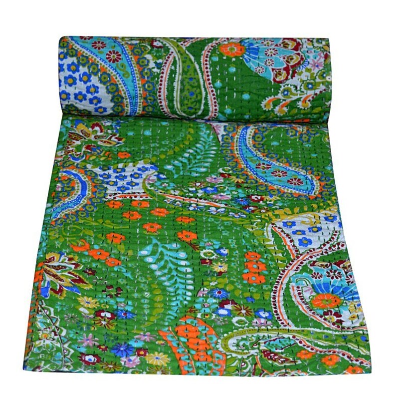 Puede incluir: Una colcha kantha verde con un patr&oacute;n de paisley en tonos de azul, naranja y blanco. La colcha est&aacute; cosida a mano y tiene un dise&ntilde;o tradicional indio.