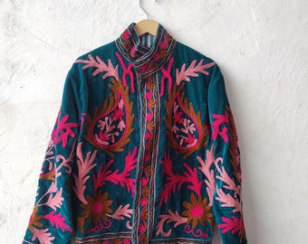Suzani kort fluwelen kort jack met borduursel, handgemaakte jas in Indiase stijl, uniseks cadeau bruidsmeisje, winterjack, damesjas, Suzani-jack