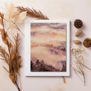 Misty Mountain Glow em branco dentro do cartão de felicitações Forest Art