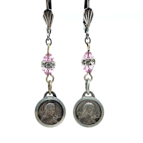 Boucles d'Oreilles Faites Main Avec Médailles Religieuses Françaises Vintage De Ste Thérèse En Métal Argenté, Perles De Verre Rose & Strass