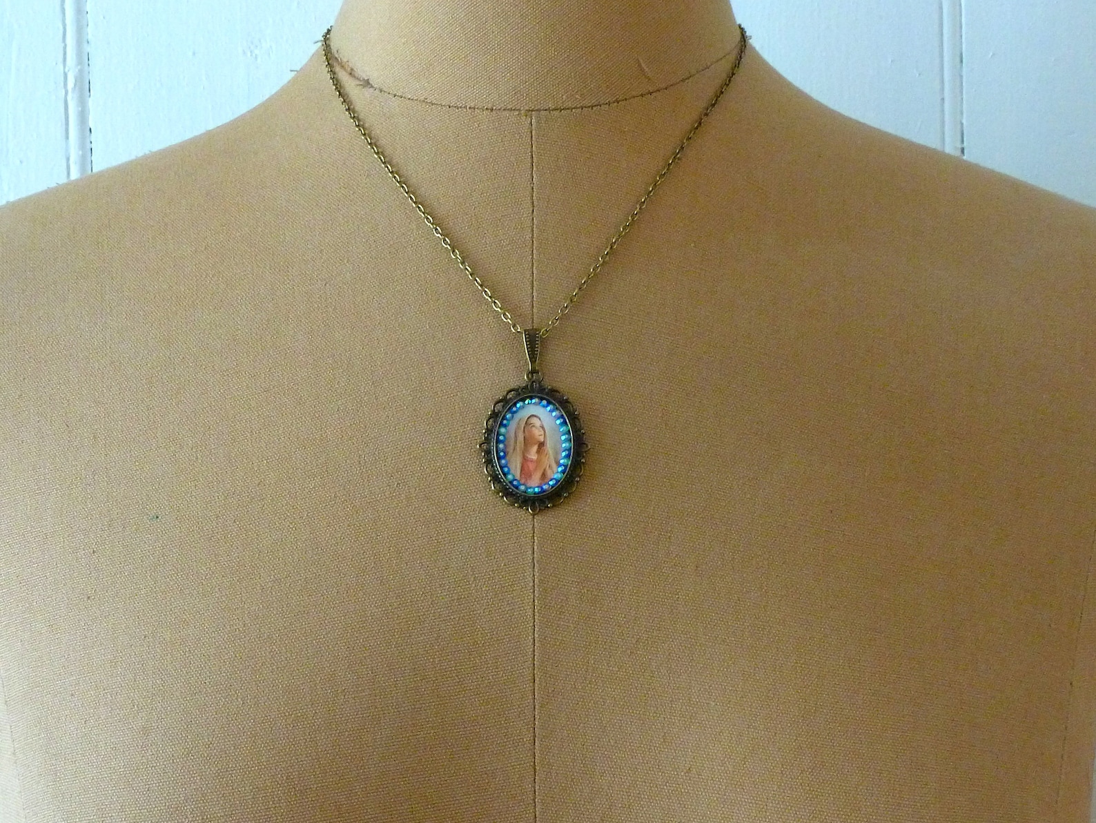 Pendentif Vierge Marie Plaqué Or – Bijou Religieux Orthodoxe, Style Fabergé, émail Multicolore – Neuf Avec étiquettes