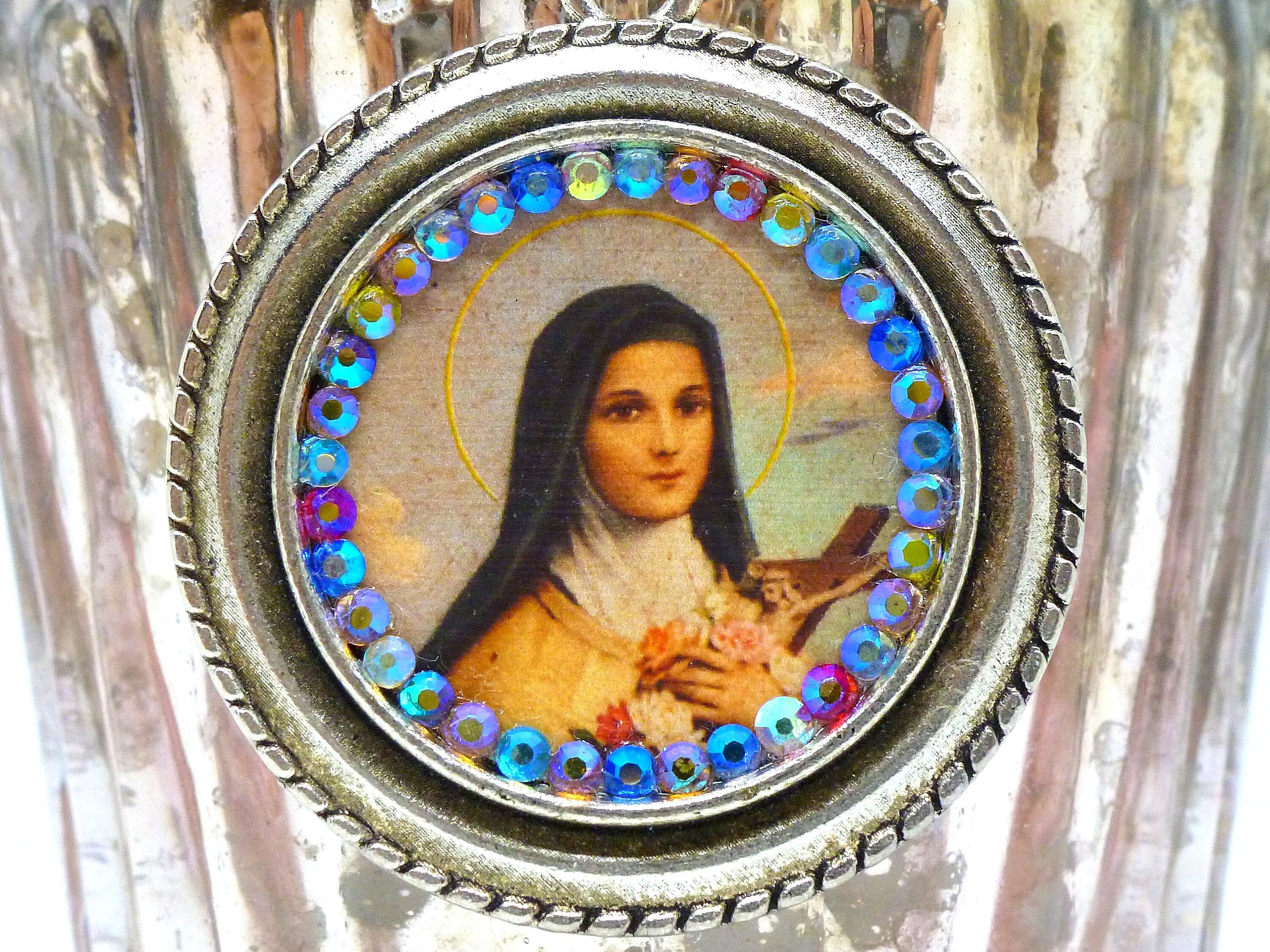 Ancien souvenir Sainte Thérèse de Lisieux , chevalet en bois, médaille