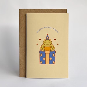 Carte de voeux de voeux d'anniversaire magiques de grenouille lunatique