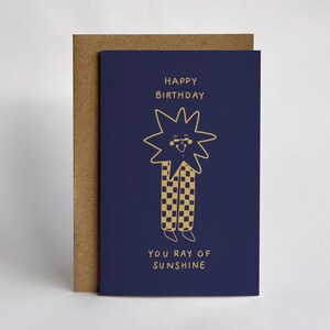 Cartão de felicitações caprichoso de raio de sol de feliz aniversário