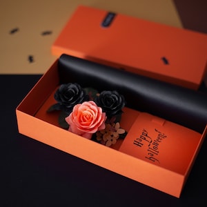 Carte de joyeux Halloween avec fleurs en papier, cadeau floral d'Halloween
