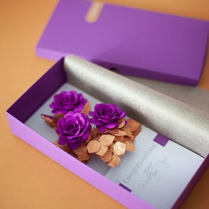 Gepersonaliseerde envelop met geld voor bruiloft, paarse kaart voor bruiloft gefeliciteerd