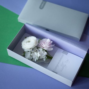 Gepersonaliseerde trouwenvelop, Lila bloemen trouwkaart, Flowers in a box