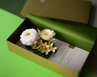 Gepersonaliseerde trouwenvelop, groene bloementrouwkaart, bloemen in een doos