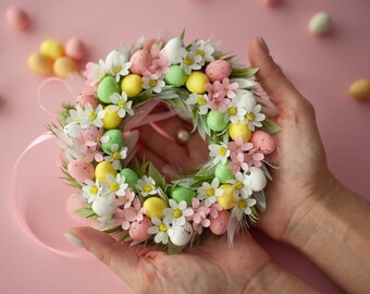 Jolie mini couronne de Pâques avec des fleurs en papier et des œufs