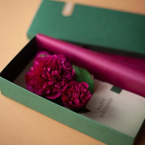 Carte d'anniversaire de fleurs en papier de luxe avec des pivoines