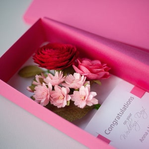 Personalisierte Hochzeit Umschlag, rosa Papierblumen Karte, Hochzeit Blumenkarte