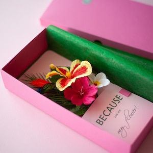 Karte mit tropischen Blumen, denn du bist meine Blume