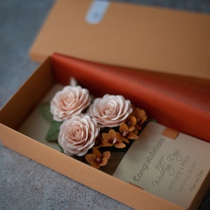 Gepersonaliseerde envelop met huwelijksgeld, contant geld, kaart met gefeliciteerd bruiloft