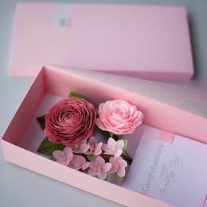 Bruiloft bloemenkaart, gepersonaliseerde trouwenvelop, roze papieren bloemen