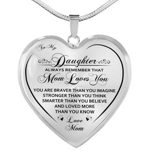 Pode incluir: Colar de prata em forma de cora&ccedil;&atilde;o com uma mensagem para uma filha de sua m&atilde;e. A mensagem diz: "To My Daughter Always Remember That Mom Loves You You Are Braver Than You Imagine Stronger Than You Think Smarter Than You Believe And Loved More Than You Know Love Mom".