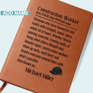 Könnte beinhalten: Ein braunes Notizbuch aus Leder mit dem Text "Construction Worker" und einer Definition. Das Notizbuch enthält den Namen "Michael Miller" und eine Schutzhelm-Grafik. Ein tolles Geschenk für Bauarbeiter.