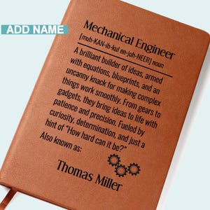 Op de afbeelding: Een bruin leren notitieboek met de tekst "Mechanical Engineer" en een definitie. De definitie beschrijft de rol van een werktuigbouwkundig ingenieur. De naam "Thomas Miller" staat onderaan gedrukt. De woorden "Naam toevoegen" staan bovenaan.