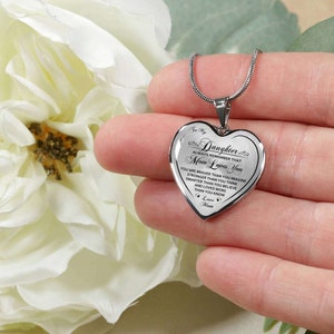 Pode incluir: Colar de prata em forma de cora&ccedil;&atilde;o com uma mensagem que diz "To My Daughter Always Remember That Mom Loves You You Are Braver Than You Imagine Stronger Than You Think Smarter Than You Believe And Loved More Than You Know Love Mom".