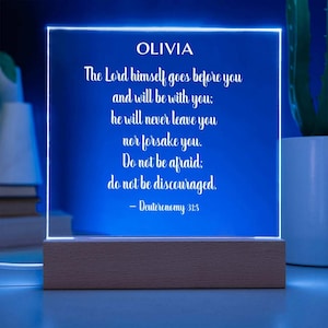 Arte personalizado con versículo bíblico de Deuteronomio 31:8, No tengas miedo, regalo de ánimo para adolescentes, Deuteronomio 31:8, luz nocturna con versículo bíblico
