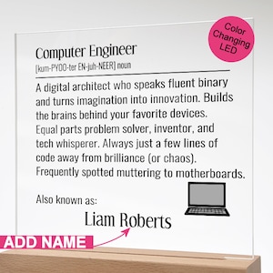Op de afbeelding: Transparant acryl bureau bord met de definitie van "Computer Engineer" en ruimte om een naam toe te voegen. Inclusief een kleurveranderende LED en een houten voet. Het bord heeft een laptop afbeelding.
