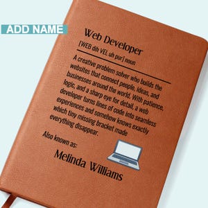 Könnte beinhalten: Ein braunes Notizbuch mit dem Text "Web Developer" und seiner Definition. Die Definition beschreibt einen Webentwickler als kreativen Problemlöser. Das Notizbuch enthält auch den Namen "Melinda Williams" und ein Laptop-Symbol.