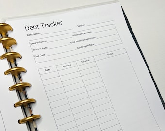 Puede incluir: Una página de seguimiento de deudas blanca con un encabezado negro que dice "Debt Tracker". La página tiene secciones para el nombre de la deuda, el saldo inicial, la tasa de interés, la fecha de vencimiento, el acreedor, el pago mínimo, el pago mensual objetivo y la fecha de pago objetivo. Hay una tabla con columnas para la fecha, el monto, el saldo y las notas.