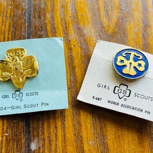 Vintage Girl Scout Pin 9-104 and World Association Pin 9-687 1970's