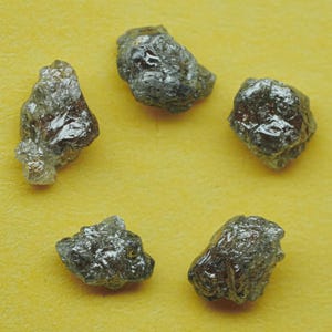 Diamant Brut Naturel Rouge De 3,52 Carats - Non Taillé, Qualité Fantaisie - Inde
