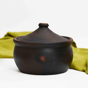 Faitout primitif sombre flammé pour grand vent - Pré-assaisonné - Fabriqué à partir d'argile réfractaire : convient pour une cuisinière et un feu ouvert
