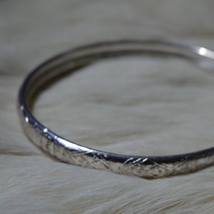 Silver Etched Bangle - 90s Jewelry - Floral Bracelet - Etched Bangle - Flower Jewelry - Silver Bracelet - Vintage Silver Bracelet - Vintage