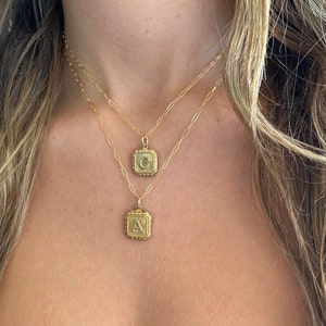 Pingente inicial quadrado fofo banhado a ouro vintage com letras A-Z, presente de dama de honra, presente de aniversário, monograma vintage, colar popular