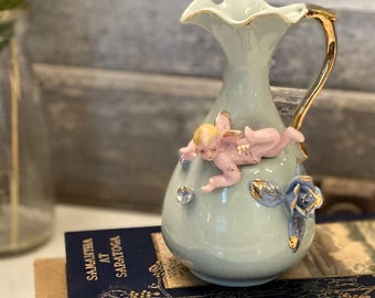 Brocca in porcellana vintage con cherubino e fiori blu e dorati / Vaso con rilievo di Cupido