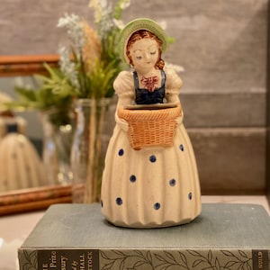 Vaso vintage da donna realizzato in Giappone con cestino e vestito a pois blu