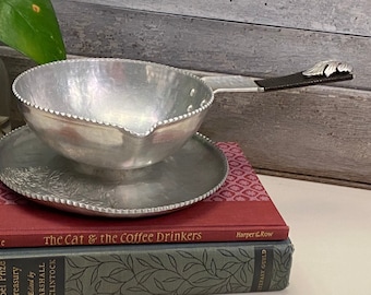 Salsera de aluminio vintage con plato adjunto / Salsera de aspecto plateado forjado a mano continental / Salsera con grabado floral