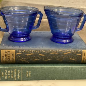 Vintage Cobalt Blue Depression Glas Milchkännchen und Zucker Set | Art Deco &quot;Moderntone Kobaltblau&quot; Sahnekännchen und Offener Zucker von Hazel-Atlas