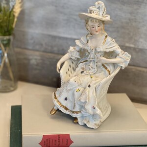Vintage Figur einer Frau, die sich in einem Rattanstuhl entspannt | Weiße weibliche Figur | Bücherregal Dekor