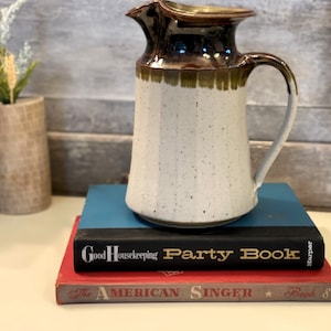 Brocca in gres fatta a mano con smalto a goccia marrone e beige / Brocca per acqua in ceramica a coste