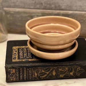 Maceta vintage McCoy con platillo incorporado, fabricada en EE. UU., de cerámica con esmalte color canela y orificio de drenaje. Maceta de mediados de siglo.