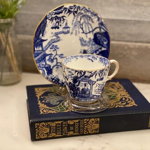 Vintage blau-weiße Royal Crown Derby Mikado Teetasse mit Untertasse